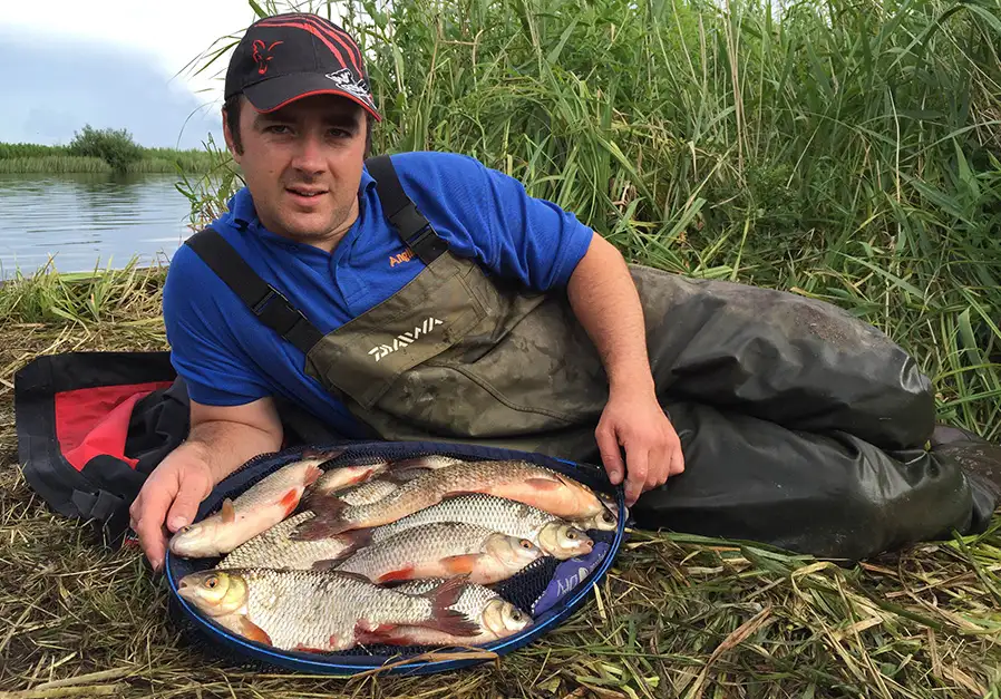 Big Roach On The River - Pole Feeder Fishing!