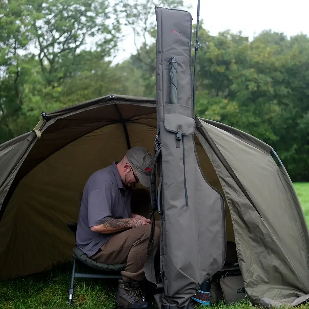 Advanta Endurance Fishing Holdall 4 Rod In Use 2