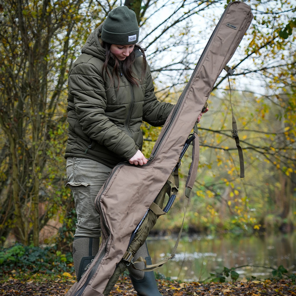 Korda Compac 3 Rod Divide Fishing Holdall In Use 9